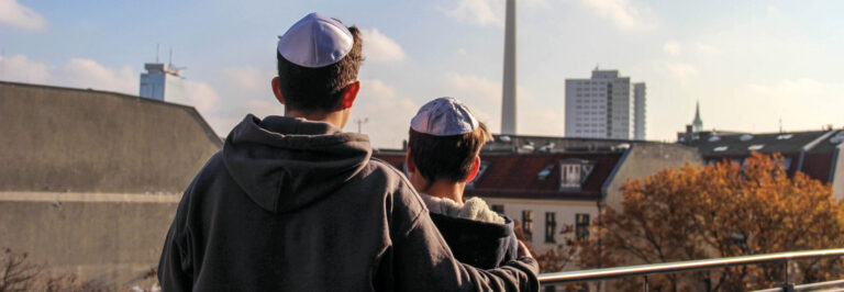 In mehr als schwierigen Zeiten zusammenstehen