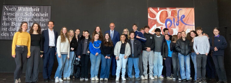 Friedrich Merz im Gespräch mit Schüler*innen des JGMM